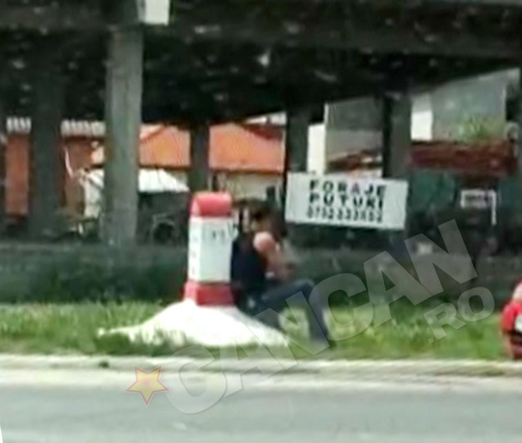 Cetateanul din imagine s-a sprijinit, pentru o clipa, de borna