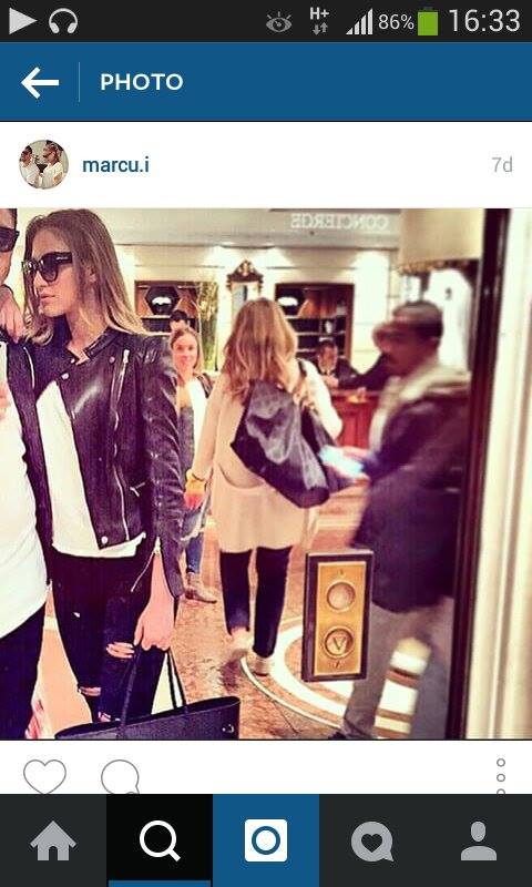 Ioana si iubitul ei si-au facut un selfie, insa fata nu a vrut sa arate toate fotografia