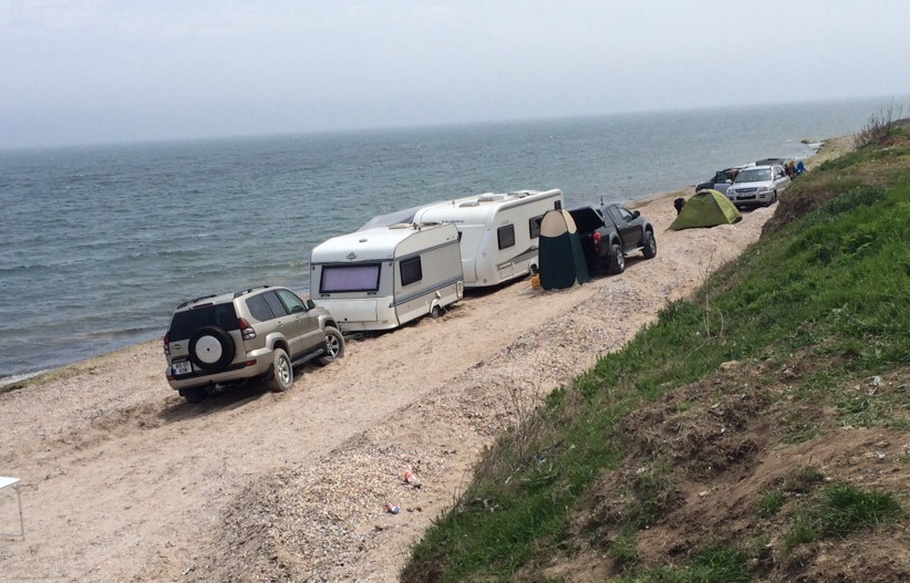 Fara jena, unii soferi si-au parcat masinile chiar si pe plaja