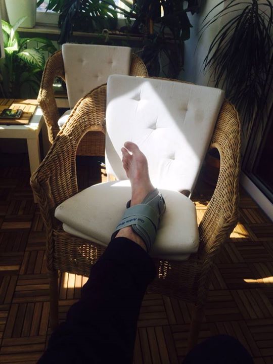 Mihai Albu si-a scrantit piciorul..uitandu-se dupa femei