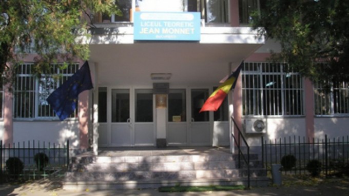 Barbatul a detonat o grenada in fata liceului Jean Monnet