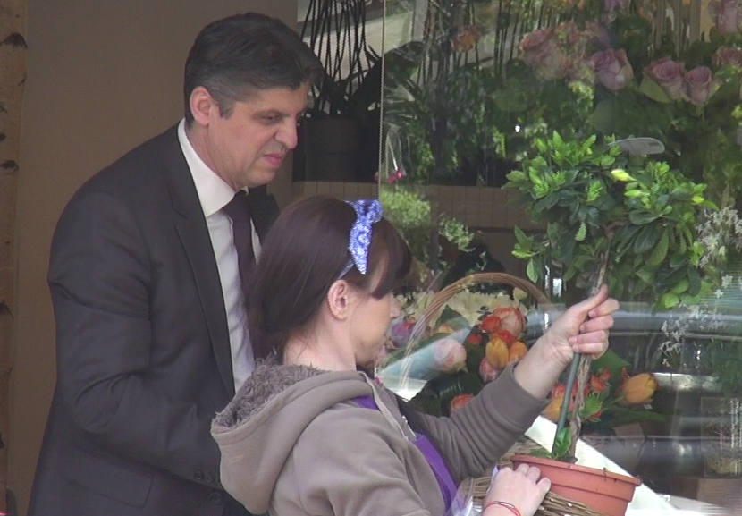 Edmond Talmacean a vrut sa o impresioneze pe blonda cu o floare