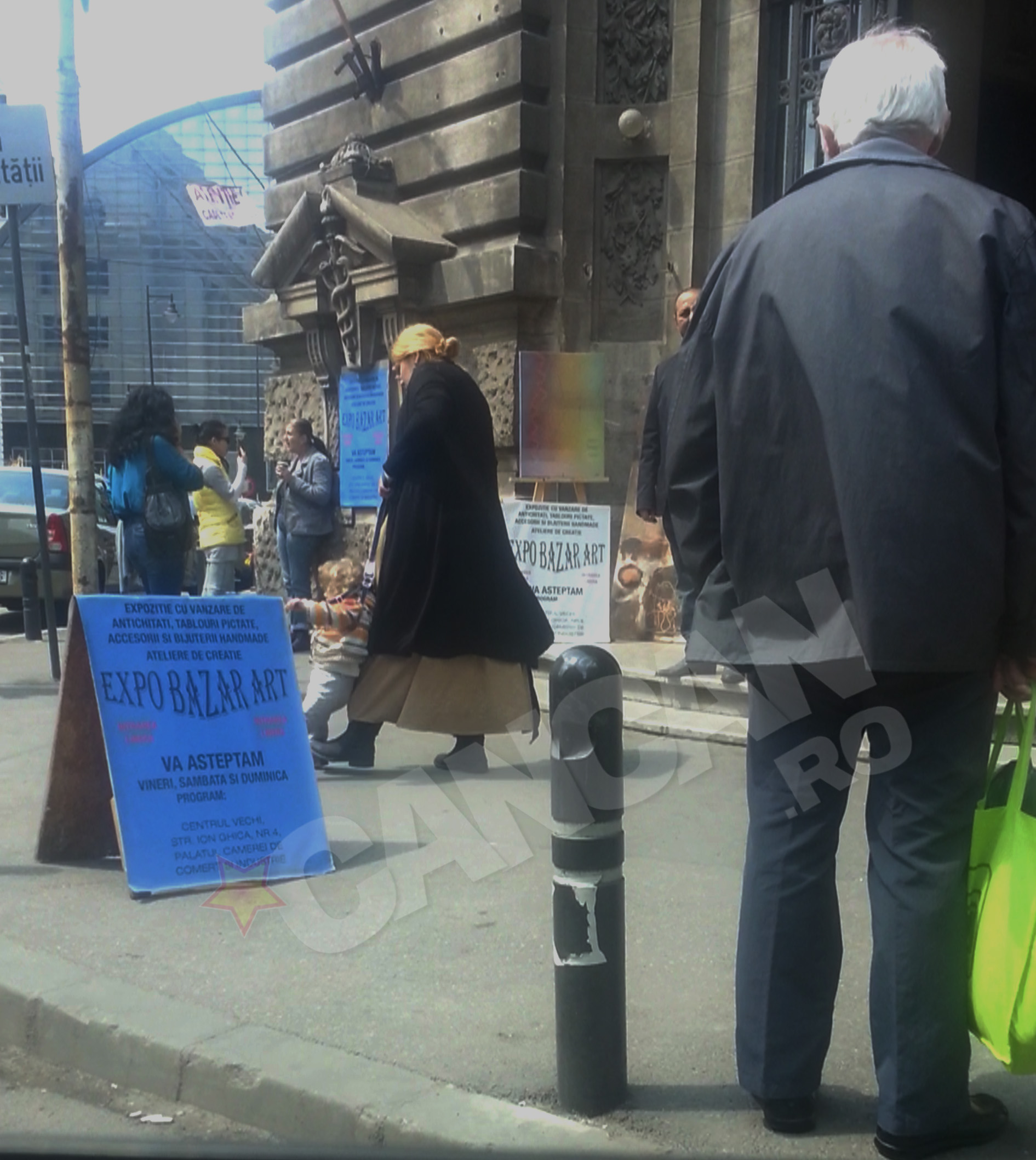 Dana corecteaza mersul copilei cu piciorul