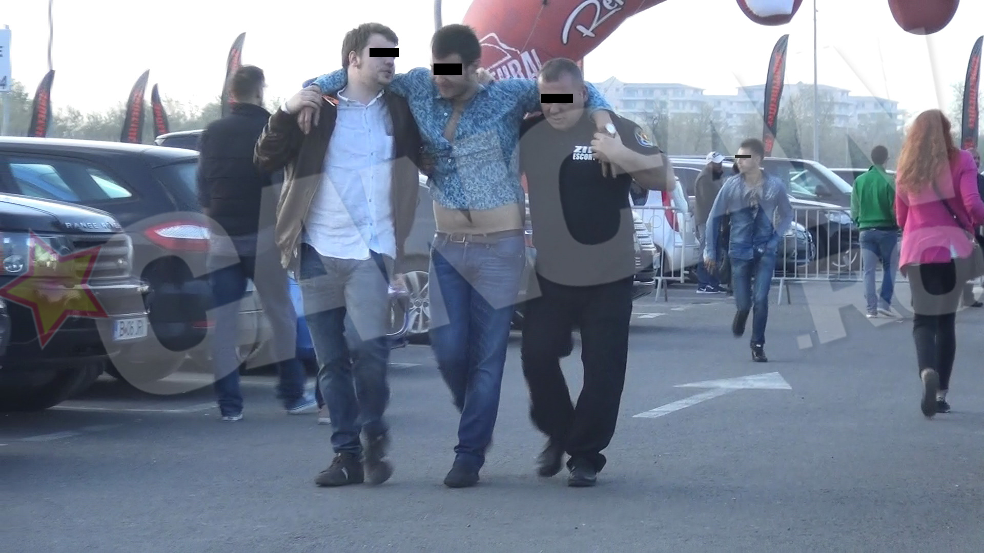 Un tanar a fost carat pe brate de un prieten si de un bodyguard dupa ce a baut peste masura