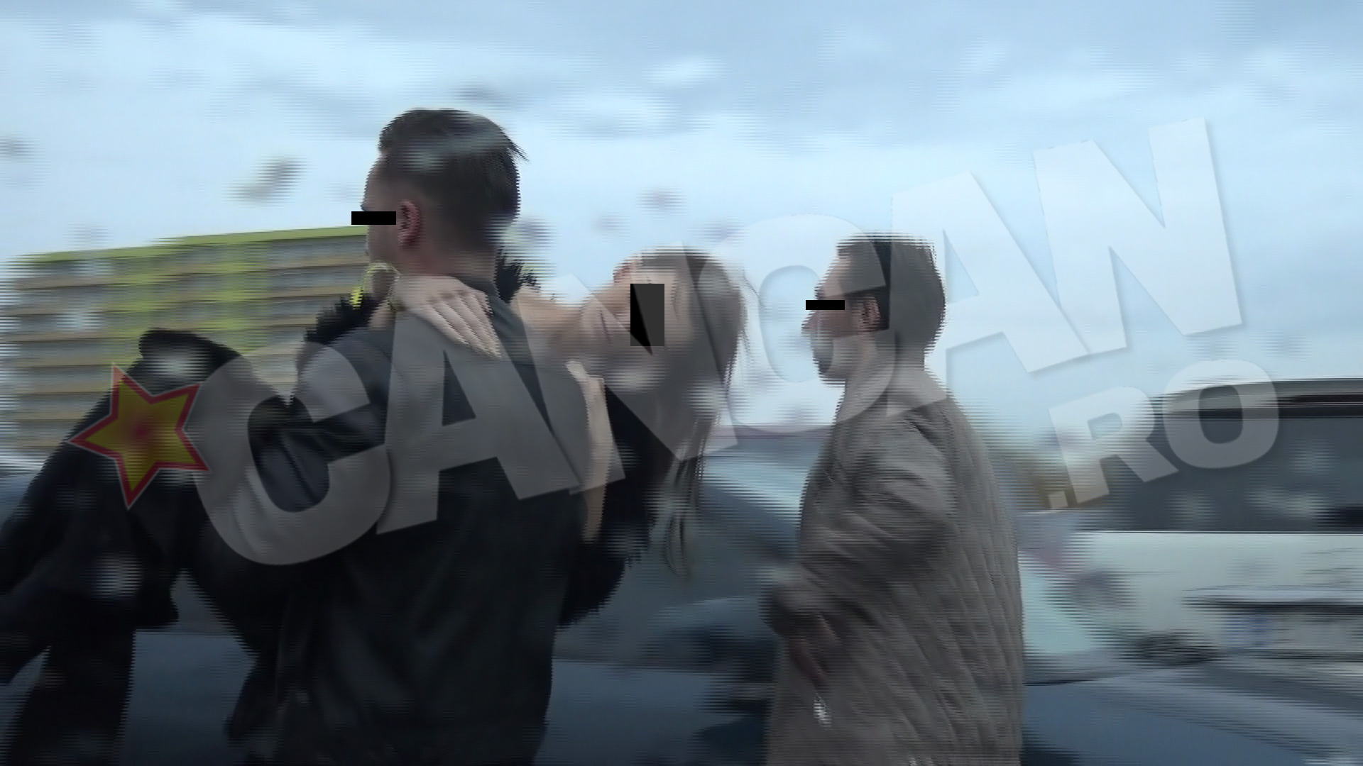 O tanara a fost scoasa pe brate din club