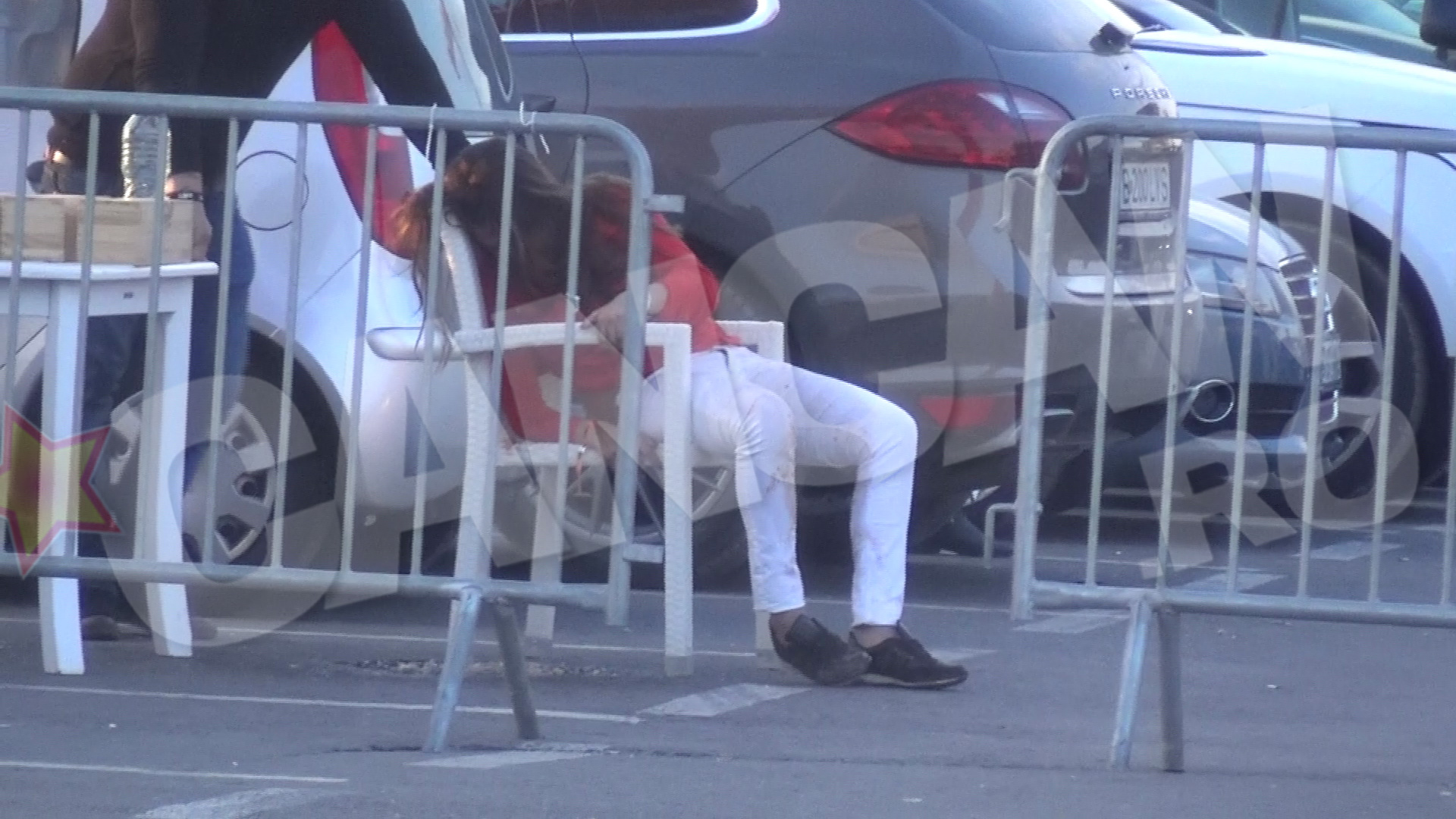 Alta tanara nu s-a mai putut ridica de pe un scaun din parcarea clubului