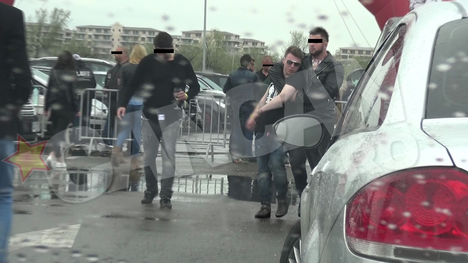 Cu toate ca afara ploua, un adolescent a iesit mort de beat din club cu ochelarii de soare la ochi