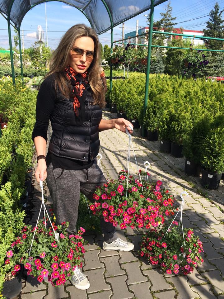 Anna Lesko se pregateste sa-si impodobeasca gradina