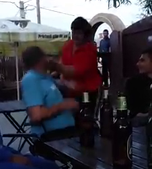 Barbatul nu are puterea sa-i raspunda soacrei cu aceeasi moneda