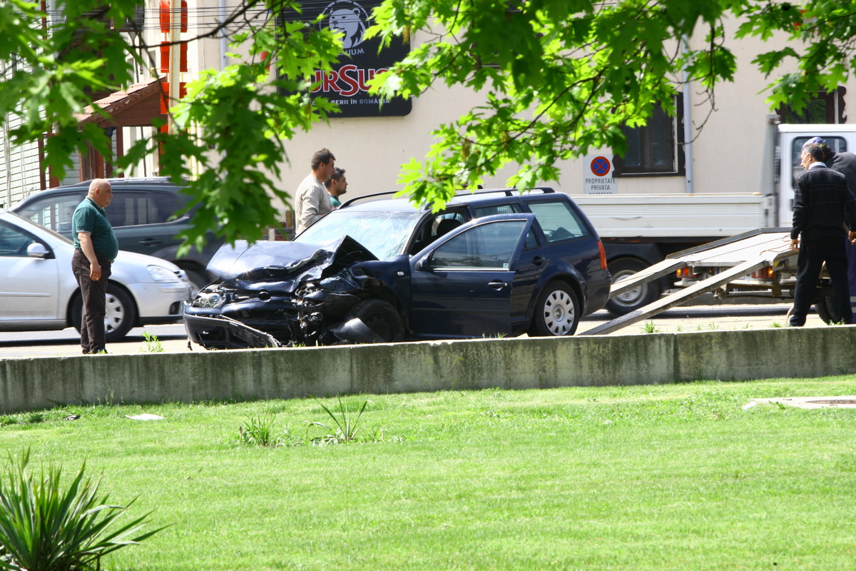 Una din masini este trasa pe platforma