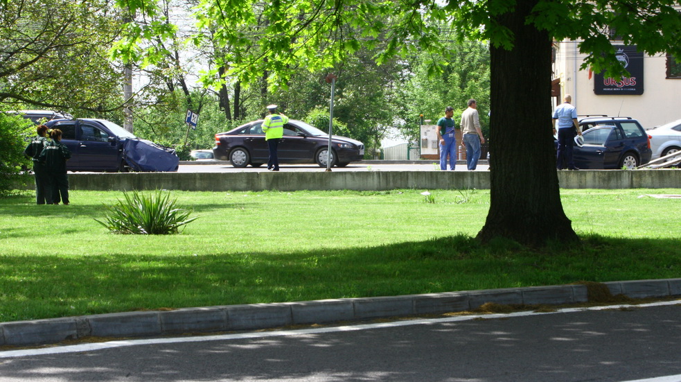 Ambele autovehicule au fost grav avariate