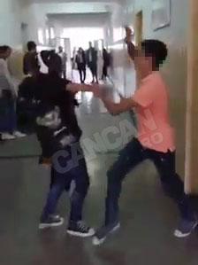 Fata riposteaza, dar fara prea mare succes