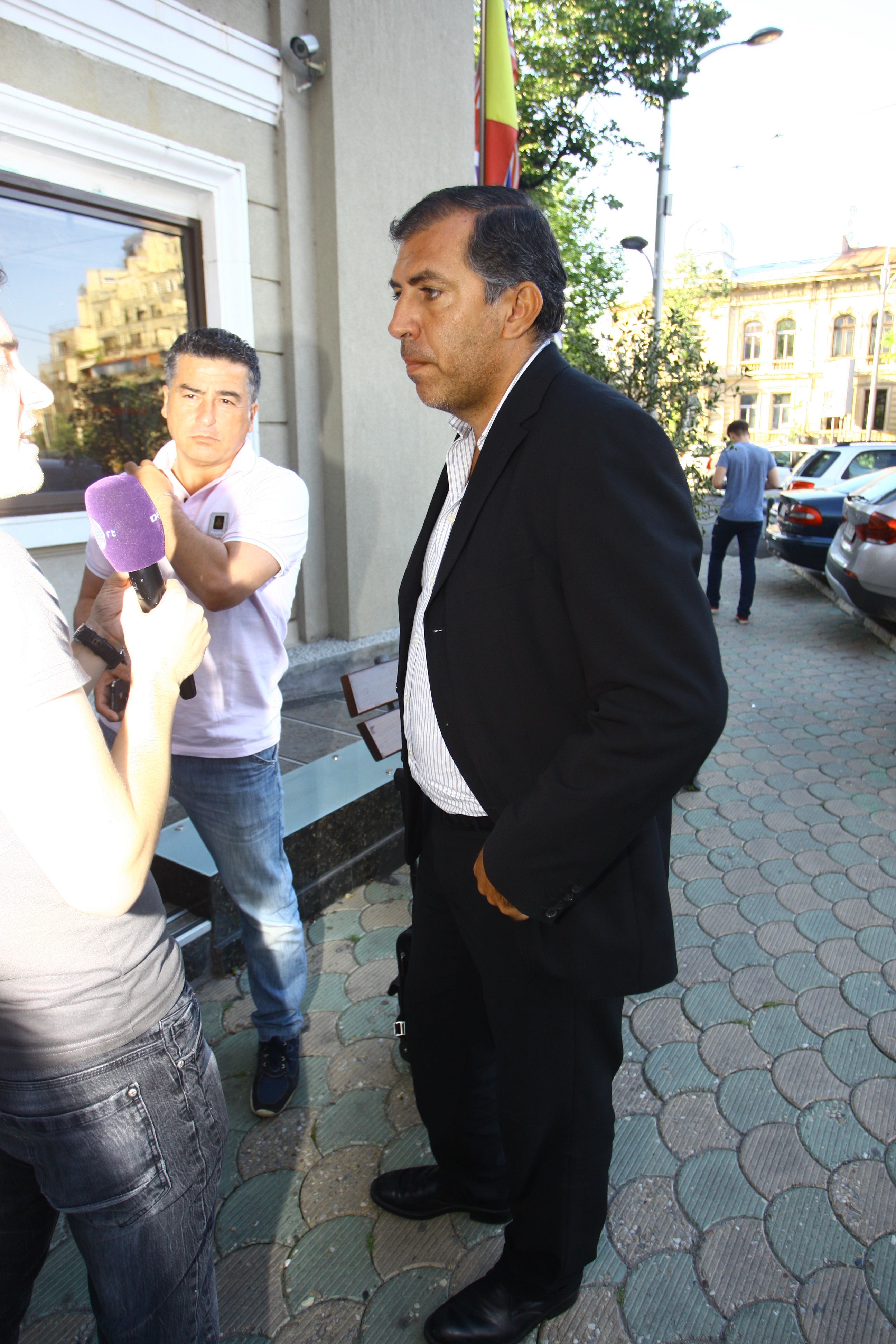 Massone a stat cateva clipe de vorba cu jurnalistii