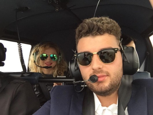 Pe toata perioada zborului acesta a postat zeci de fotografii si mesaje pe Facebook