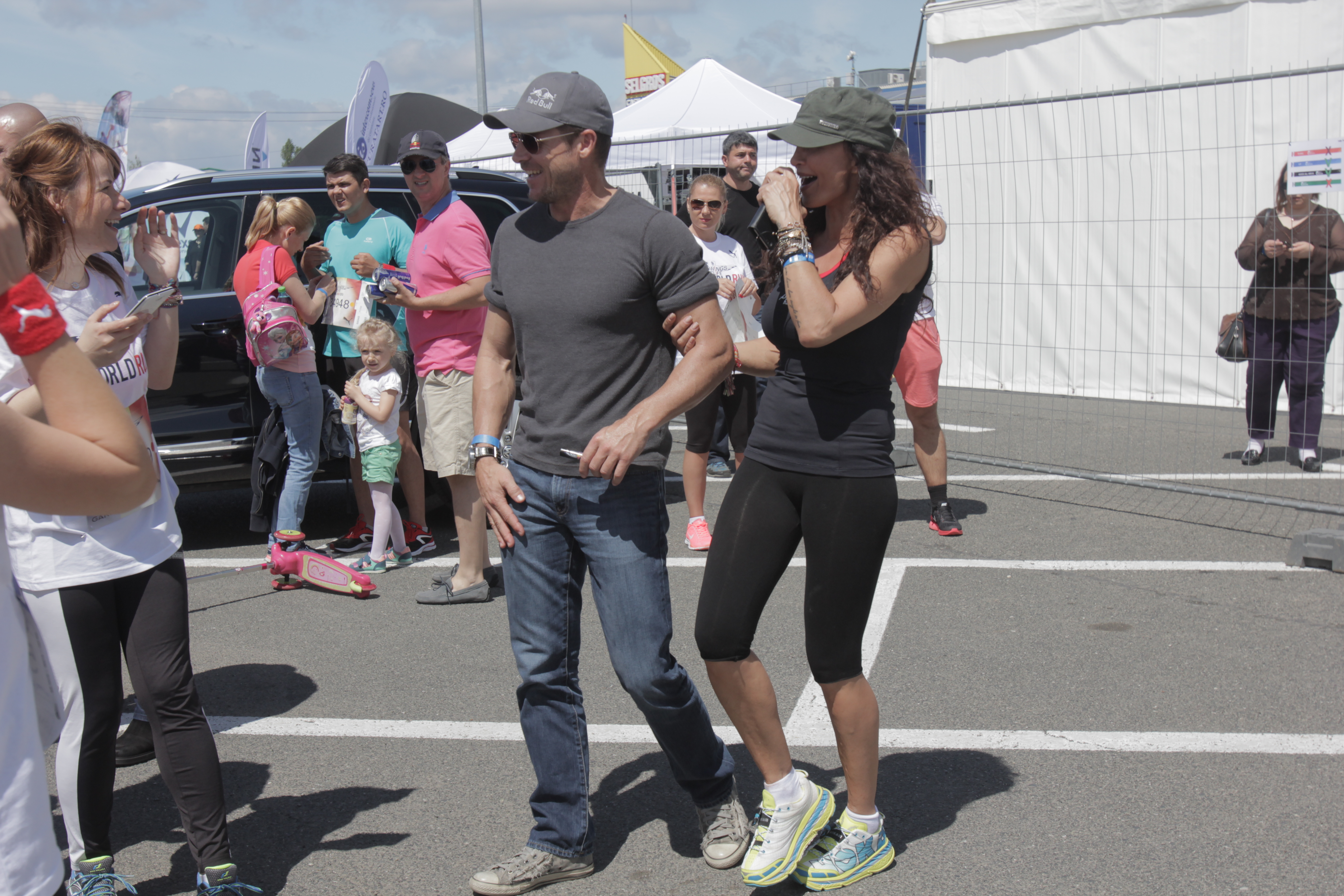 Parasutistul MIhaelei a atras instant zambetele domnisoarelor