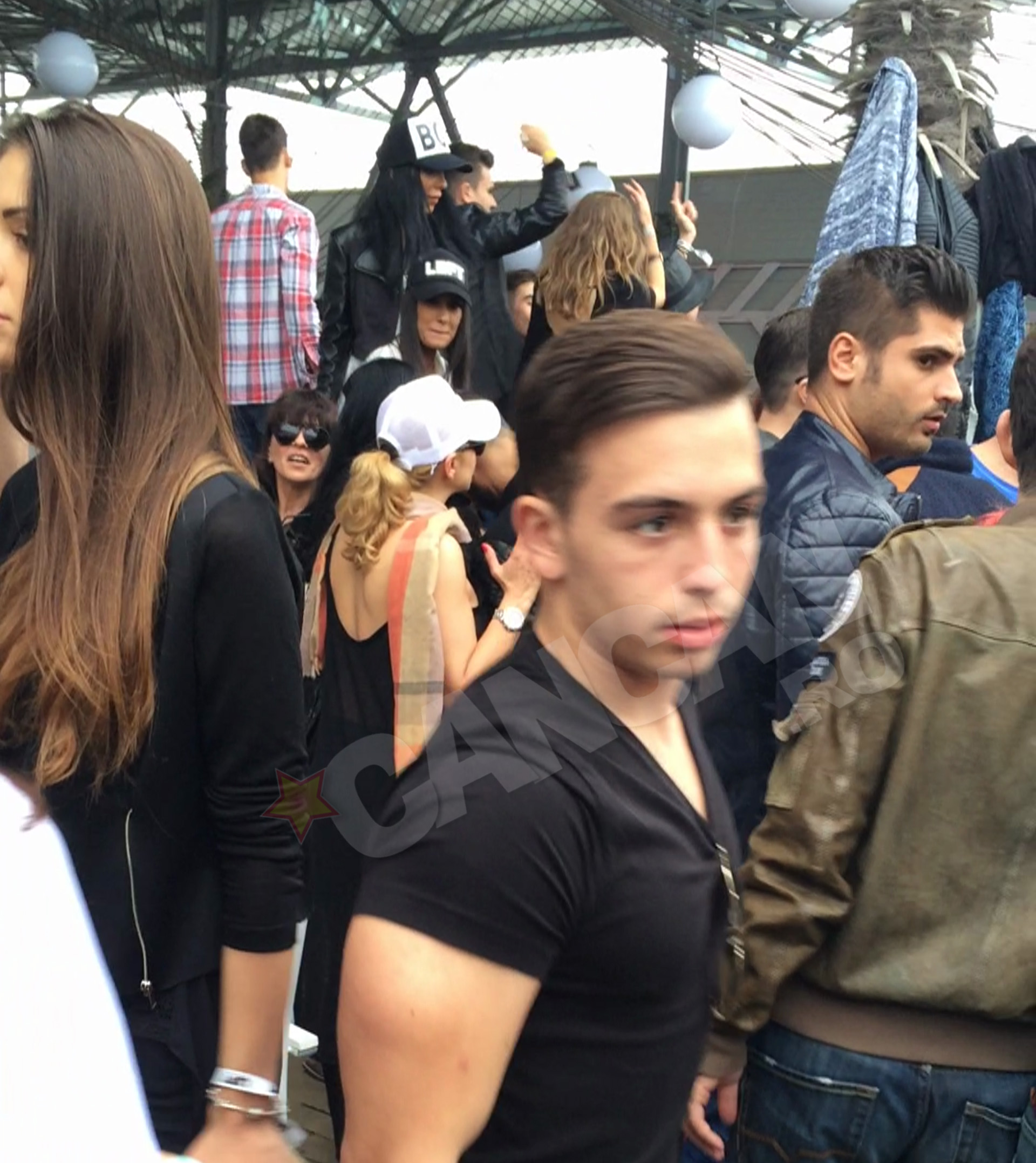 Andreea Tonciu se unduieste in ritmul muzicii