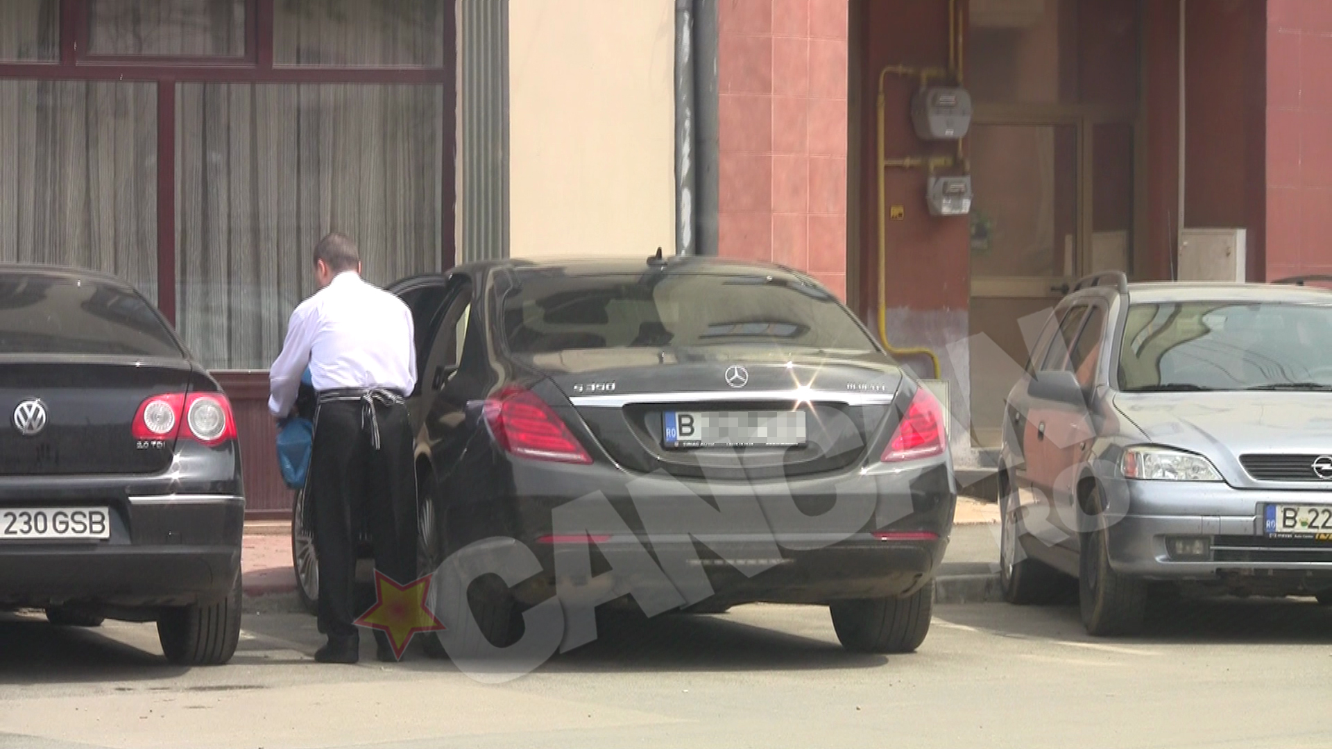 Livrarea numarul trei a fost facuta de un alt chelner!