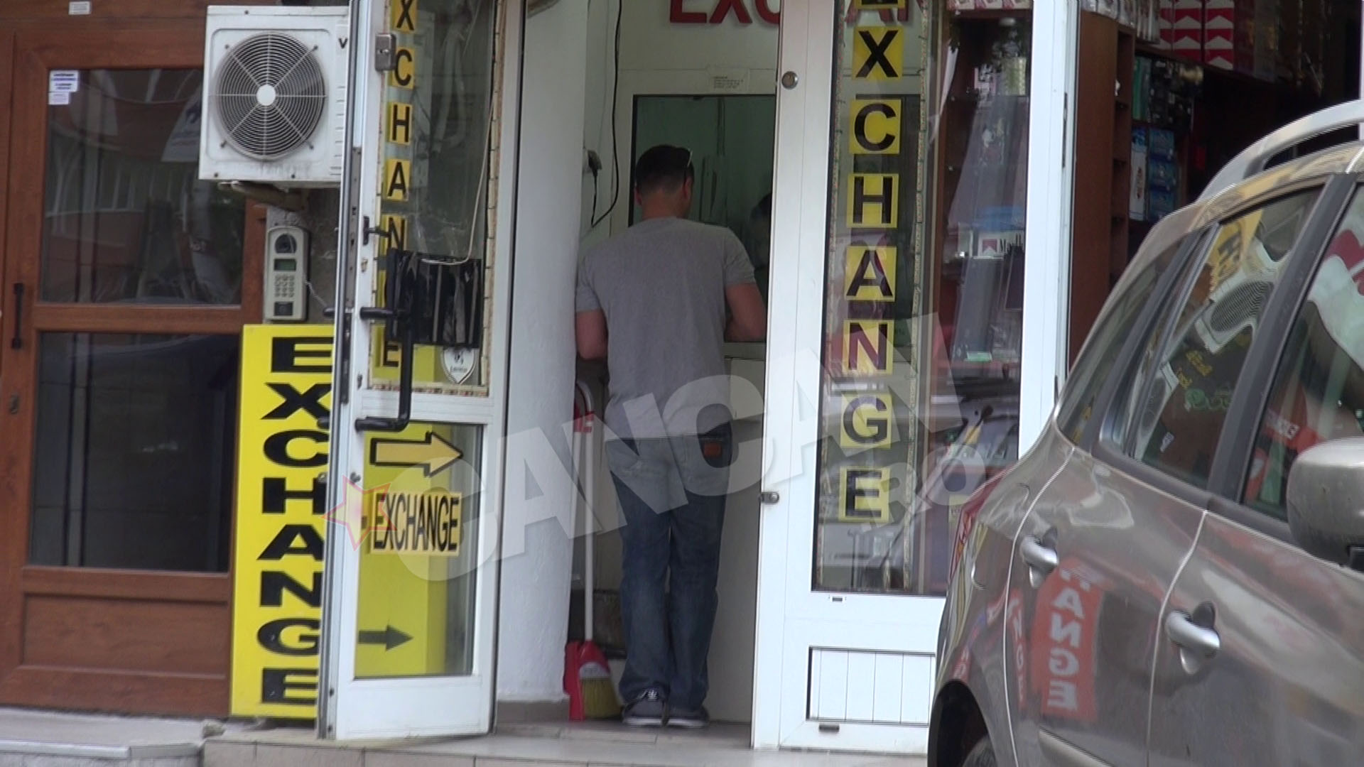 Actorul de telenovele a finalizat tranzactia dupa un tur pe la casele de schimb valutar