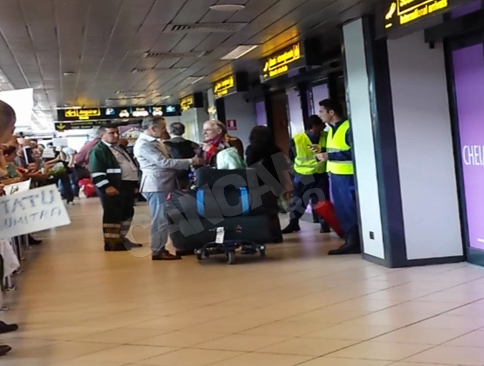 Nea Gigi a stat de vorba cu ceilalti calatori