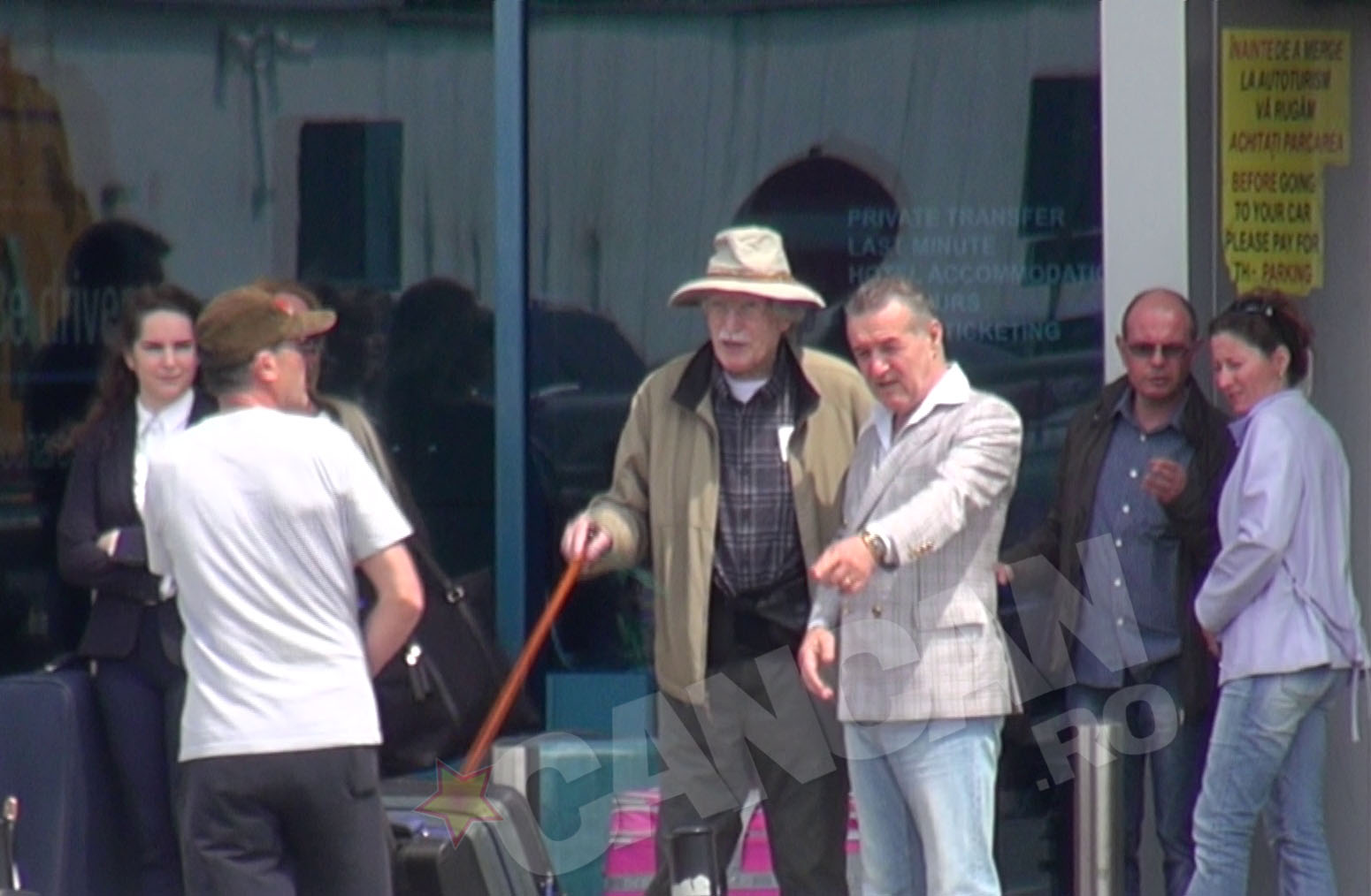 Becali s-a intretinut cu unchiul sau in fata aeroportului