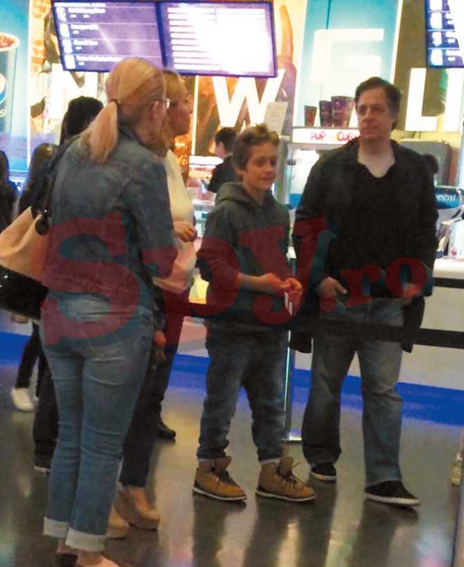 Andreea Esca a mers la mall impreuna cu sotul si cu fiul ei