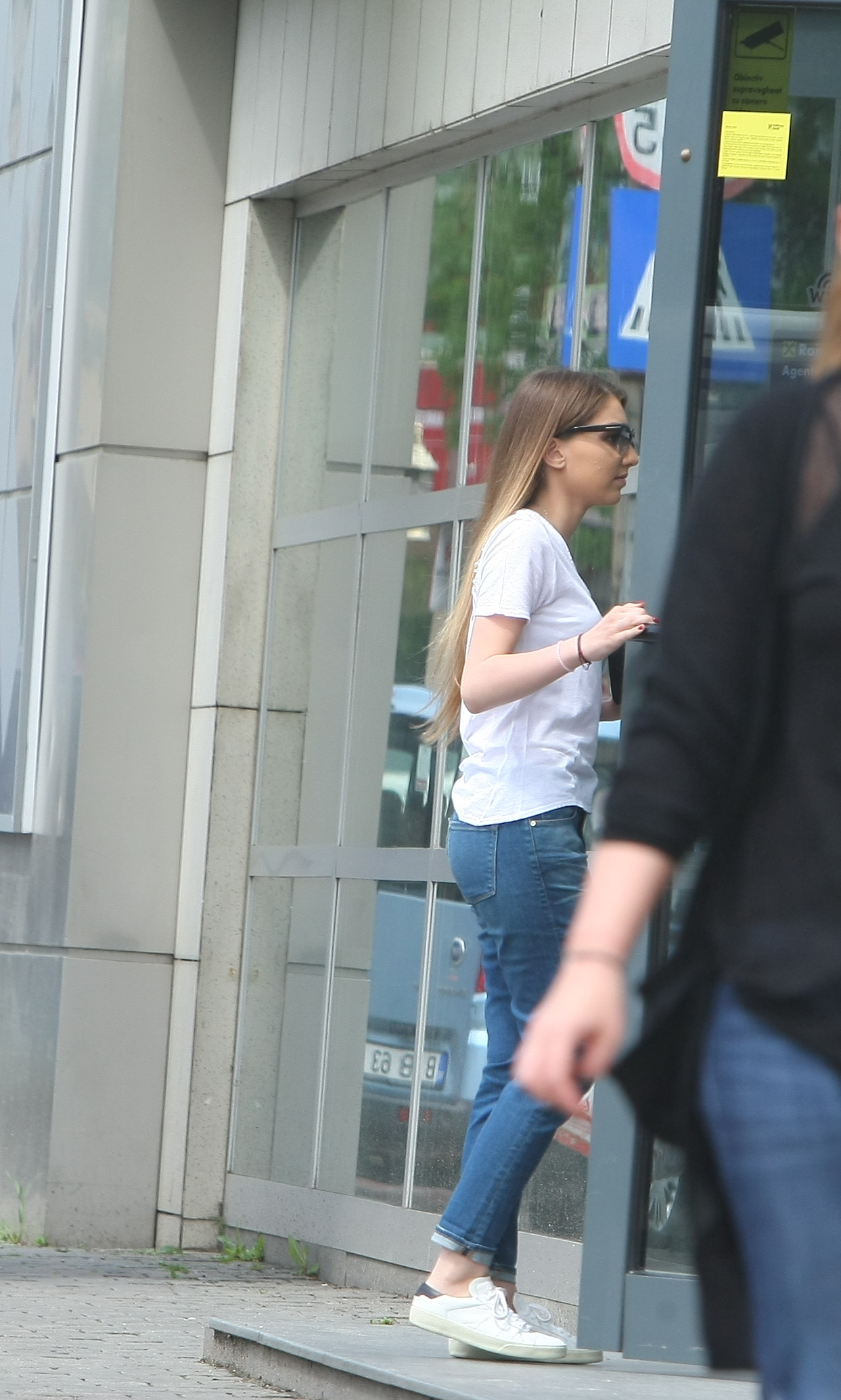 Alexandra a intrat in sucursala unei banci