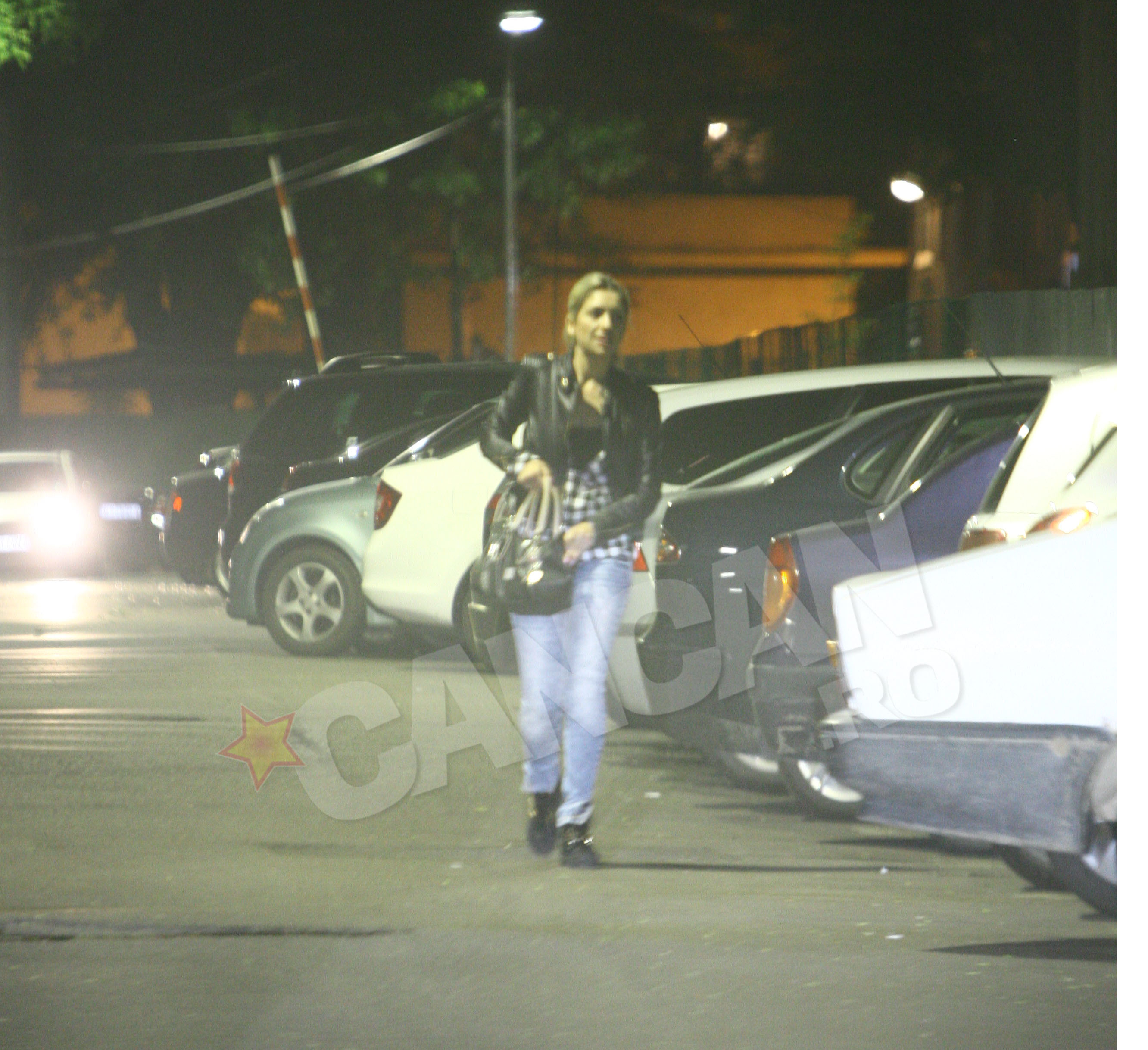 Misty merge pe strada intr-o tinuta neglijenta