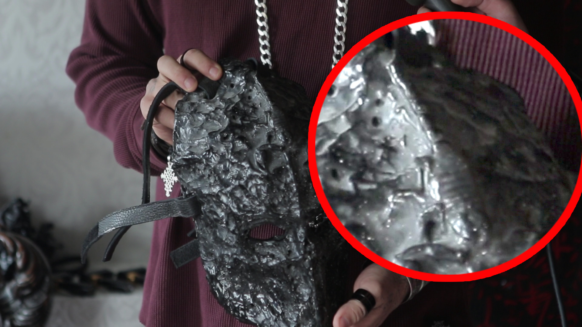 Mama puilor de scorpion a fost turnata in rasina pe o masca