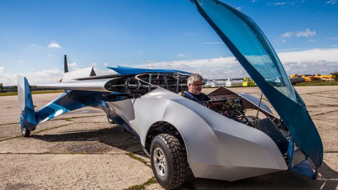 Pilotul a reusit sa se salveze