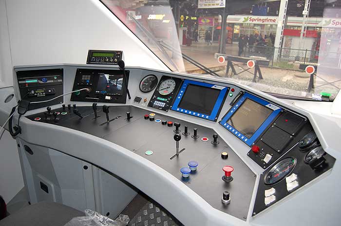 Cabina mecanicului arata precum o nava spatiala