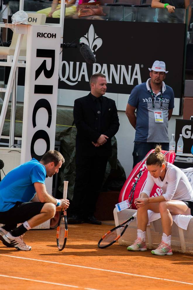 Acesta este bodyguardul care sta mereu langa banca Simonei Halep