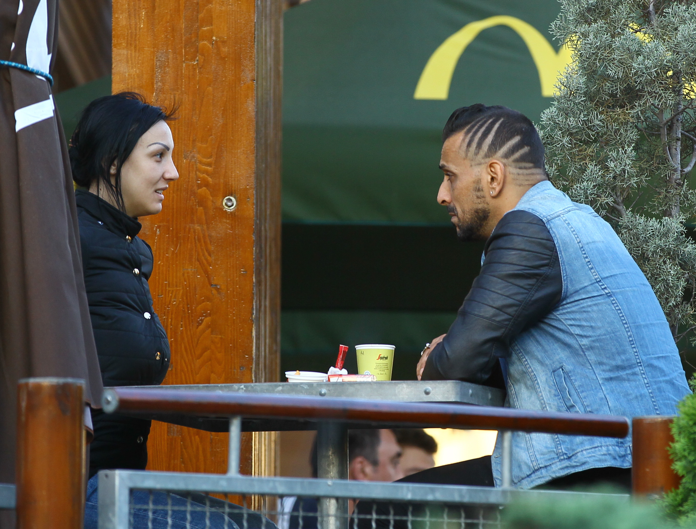 Cantaretul si Tina par ca poarta o discutie care se vrea lamuritoare