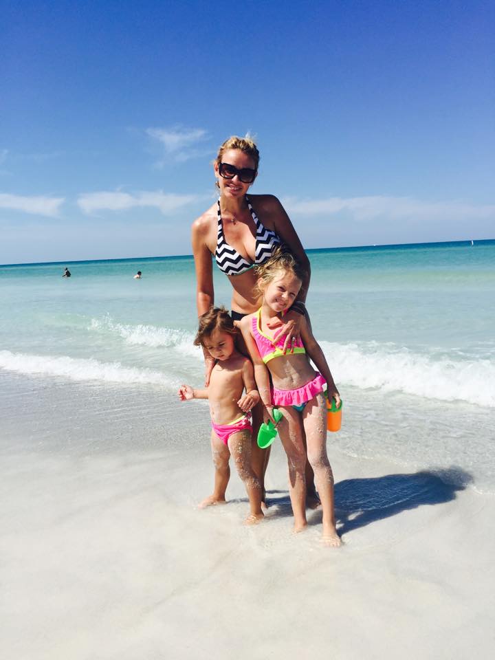 Impreuna cu fetele sale, Catrinel se relaxeaza la plaja