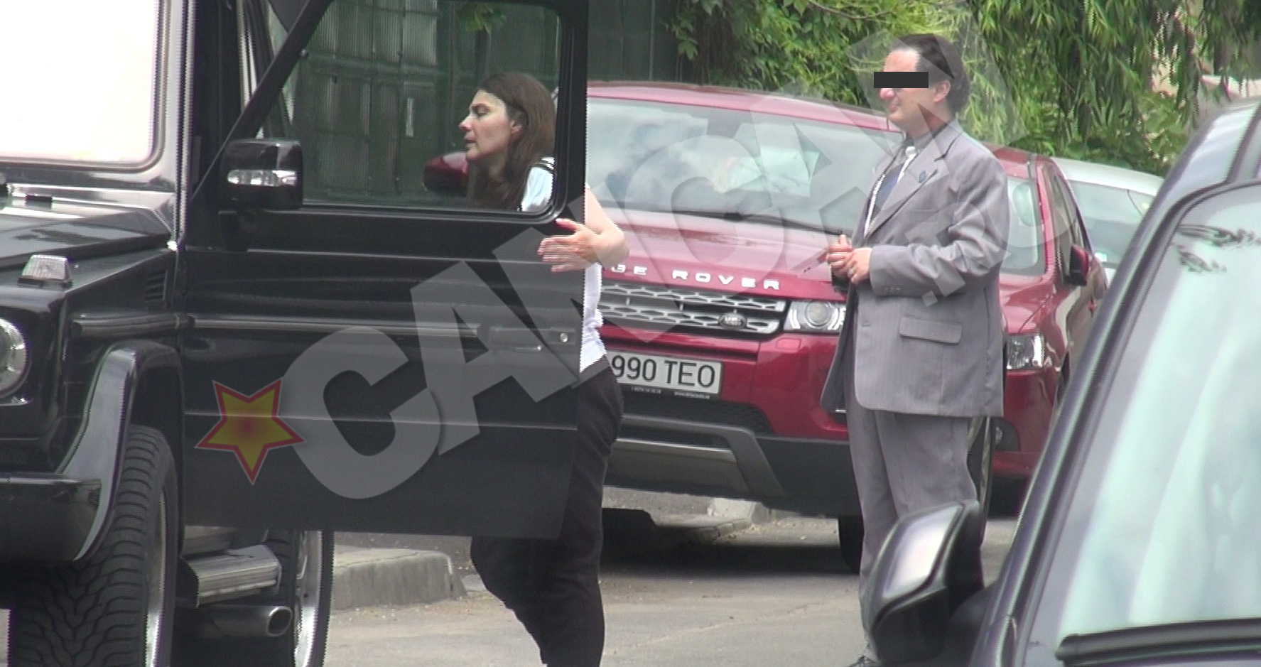 Ramasa singura, sotia patronului OTV se lasa ajutata de oricine