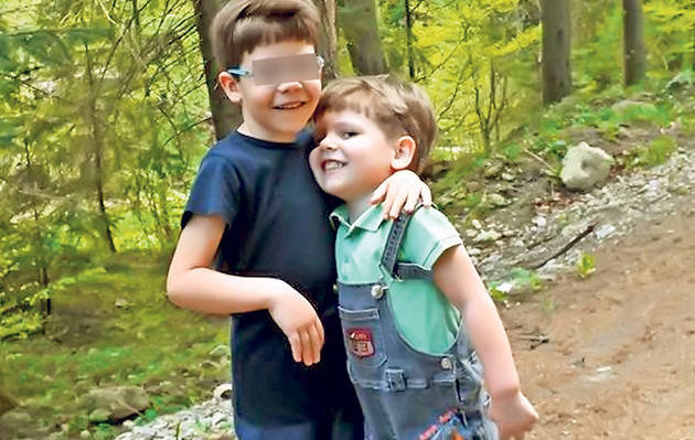 Ionut Anghel, baietelul de patru ani sfasiat de maidanezi, in bratele fratelui sau care a reusit sa se salveze