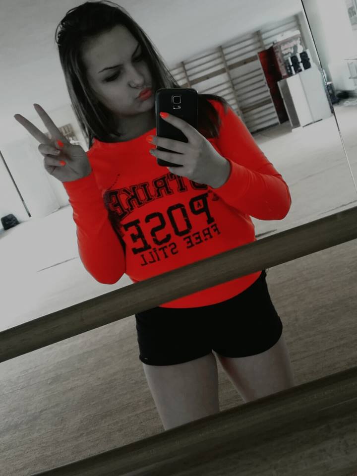 Crina petrece ore bune in sala de repetitii