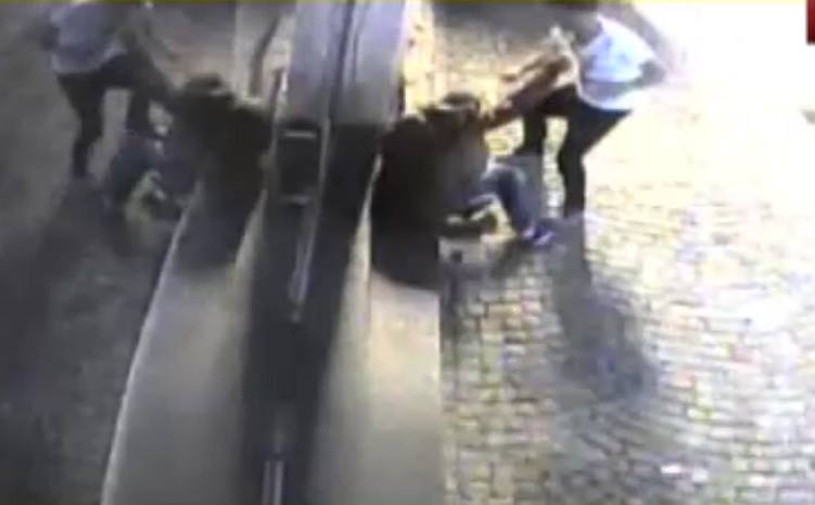 Tanarul din stanga este lovit cu bestialitate de cel in alb