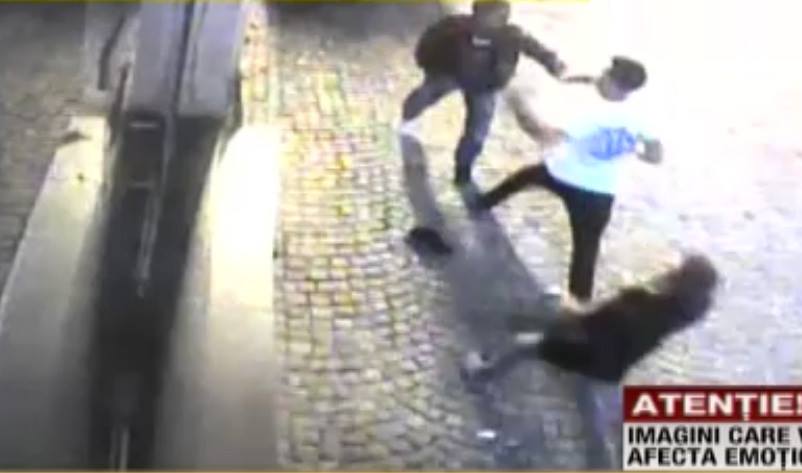 Tinerii si-au dat pumni, iar unul dintre ei a lovit si cu un cutit