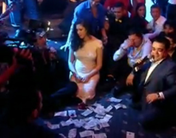 Adrian Minune este scaldat in bani atunci cand canta