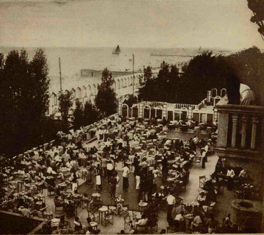 La Venetia, personalitatile si bogatasii lumii se refaceau dupa o dimineata la plaja la un ceai dansat pe o teresa de lux