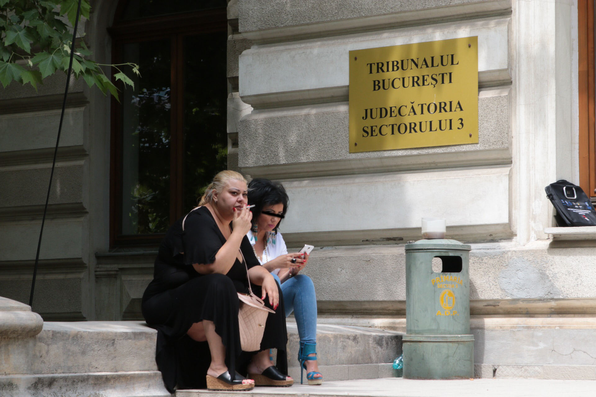 Sotia lui Prigoana si prietena acesteia asteapta inceperea procesului