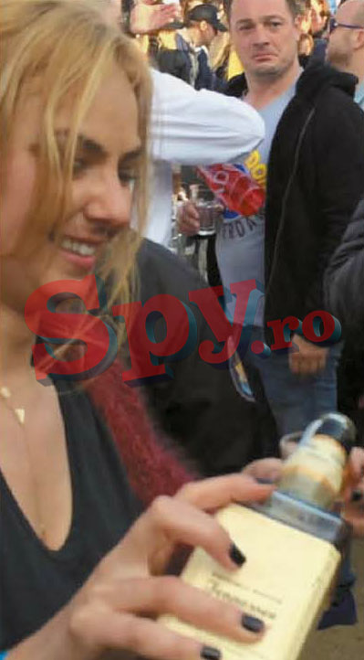 Fostul sot al Roxanei se holbeaza la aceasta