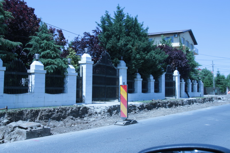 Santul sapat in fata casei lui Gigi are o latime de mai bine de trei metri