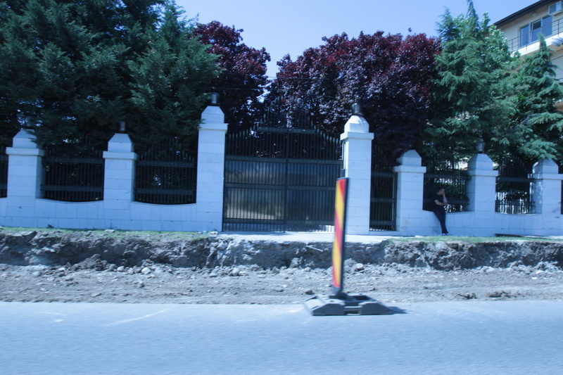 Gigi nu poate sa mai iasa pe poarta din fata