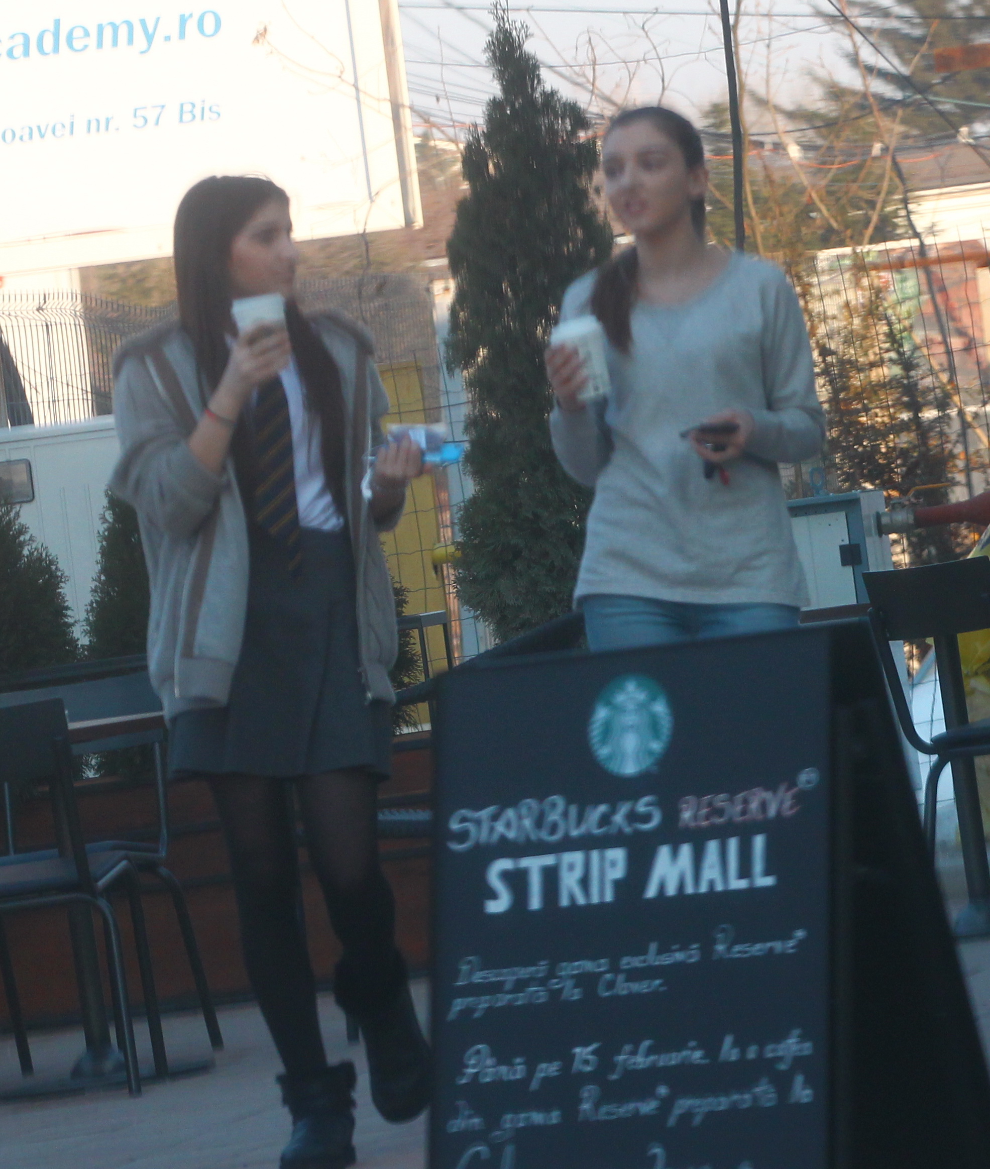 Fetele au luat bauturile cu ele si au evitat sa consume in cafenea