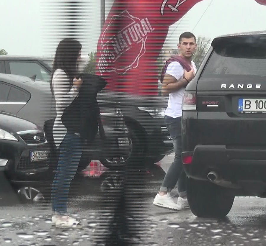 Prietenul Teodorei s-a intors la masina pentru ca uitase ceva