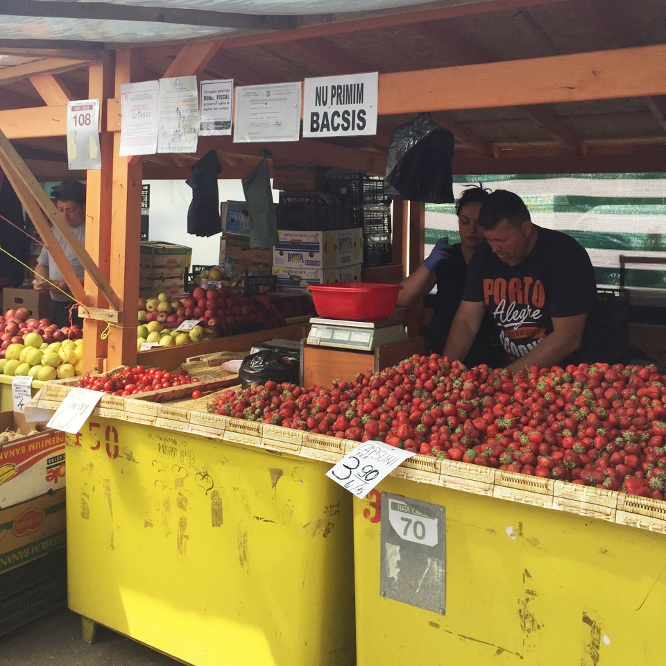 Vanzatorii din piete au pus afise mari ca nu primesc spaga