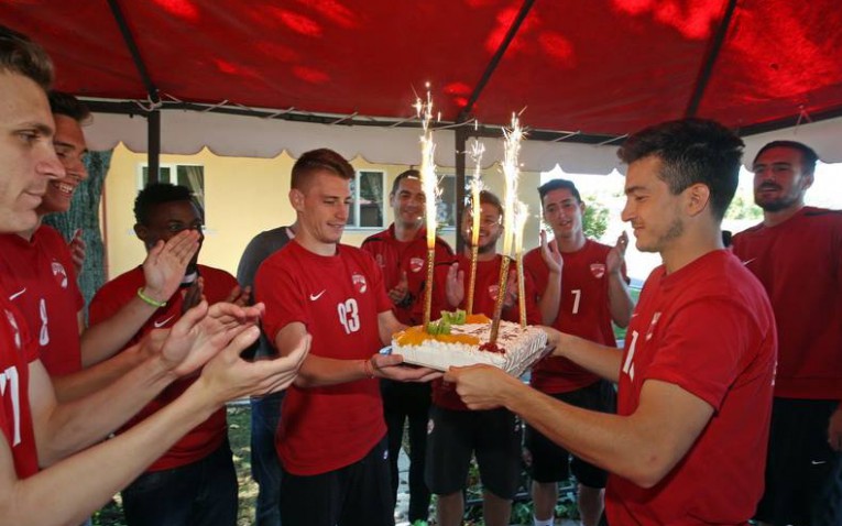 Cosmin Matei si-a programat nunta si a fost felicitata de colegii lui de la Dinamo