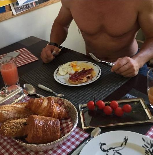 Felix Baumgartner, in bustul gol la micul dejun