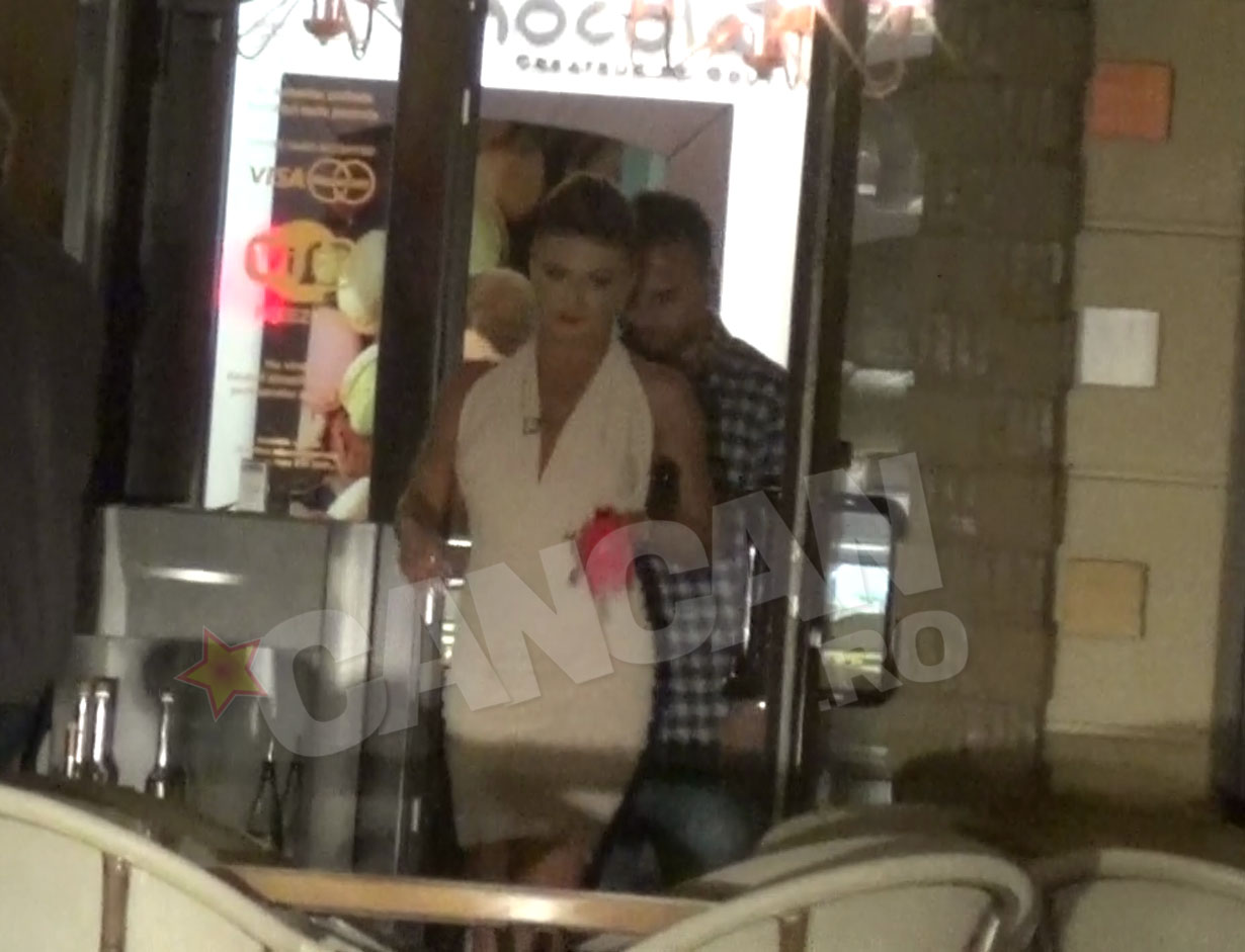 Fotbalistul a iesit din cafenea alaturi de prietena sa